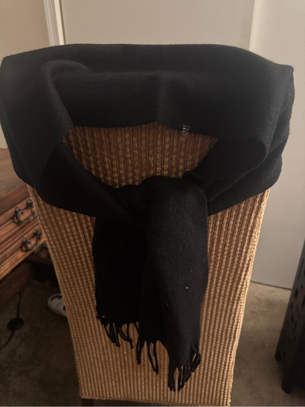 Neiman Marcus Black unisex cashmere
Scarf - Classic Winter Accessory